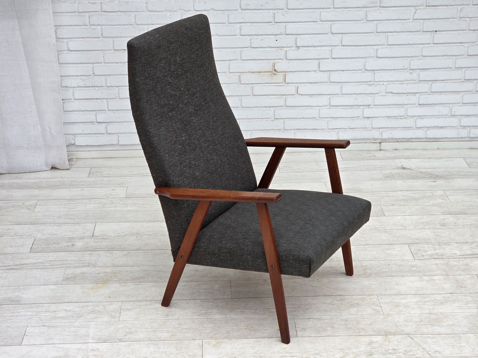 Ca. jaren 1970, Deense fauteuil met hoge rug, meubelstof, teakhout. photo Meubels