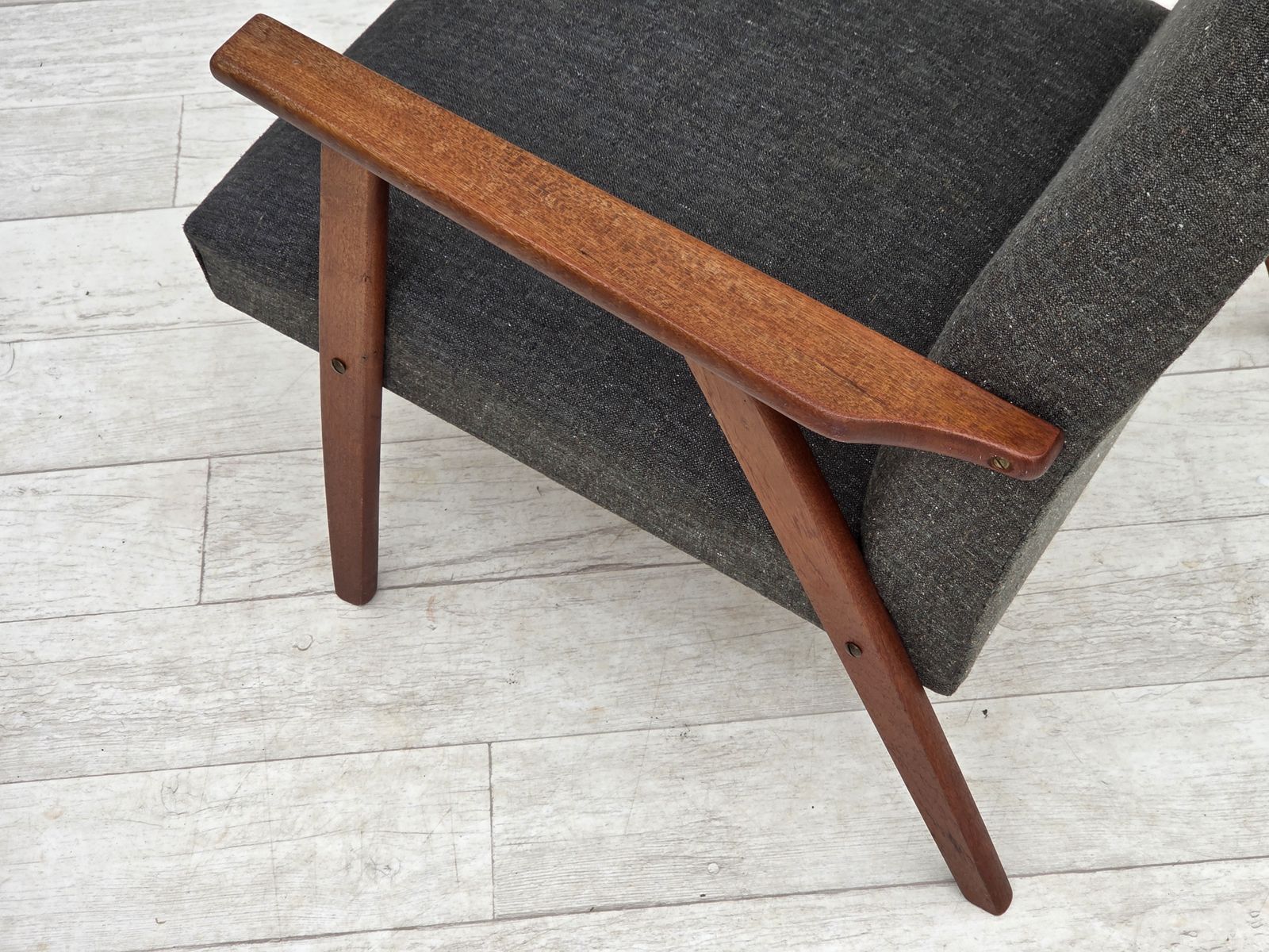 Meubels Ca. jaren 1970, Deense fauteuil met hoge rug, meubelstof, teakhout. photo