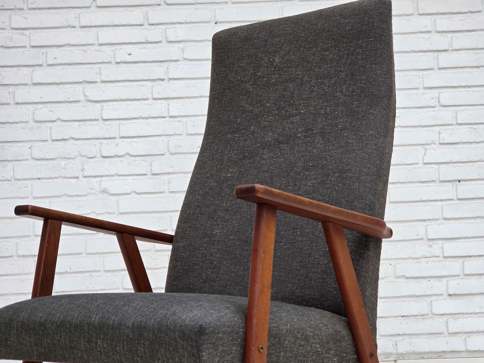 photo vinterior Ca. jaren 1970, Deense fauteuil met hoge rug, meubelstof, teakhout.