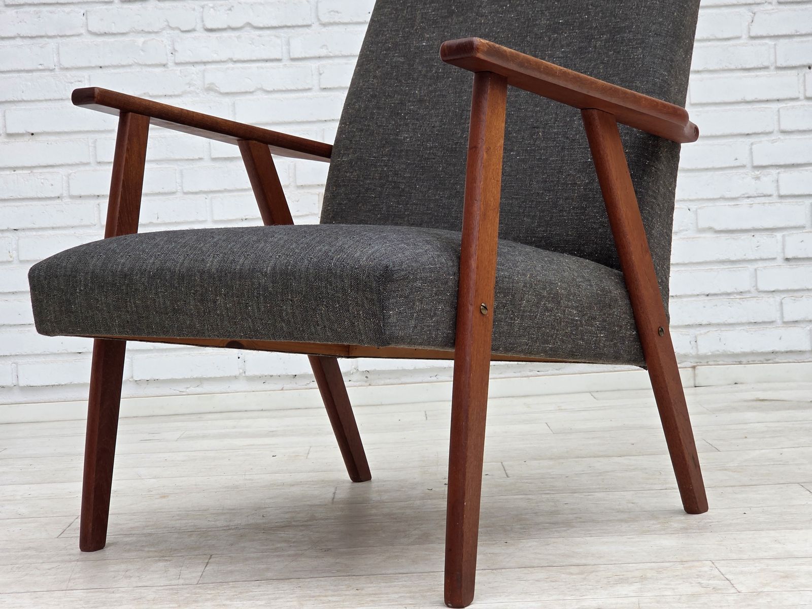 photo buy Ca. jaren 1970, Deense fauteuil met hoge rug, meubelstof, teakhout.