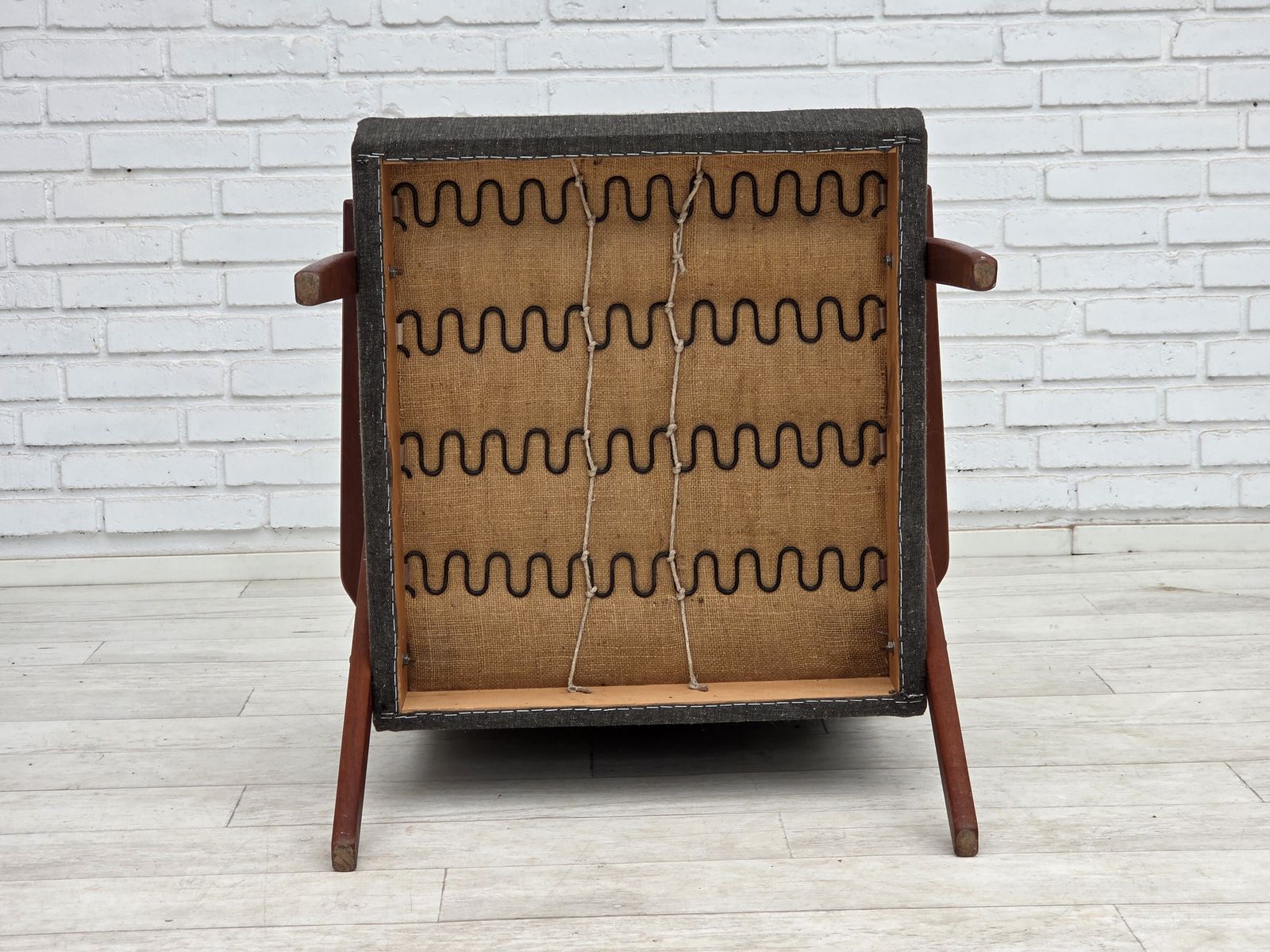 photo vintage Ca. jaren 1970, Deense fauteuil met hoge rug, meubelstof, teakhout.