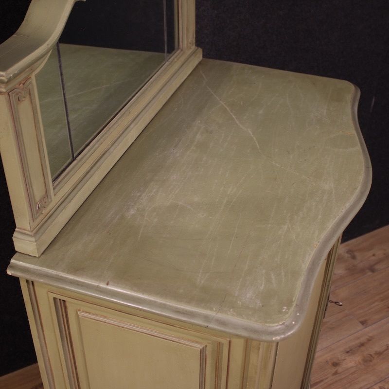 photo furniture Italiaans gelakt dressoir, 20e eeuw