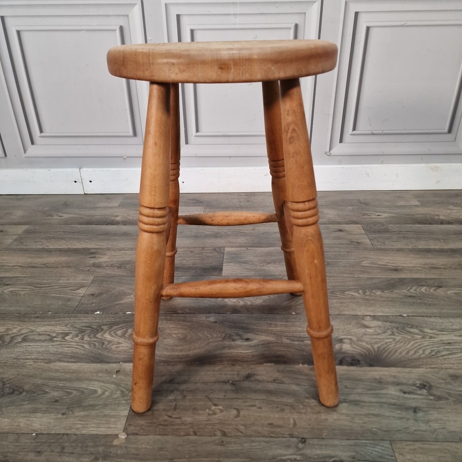photo vintage Vintage Rustic Stool   Solid Turned Wooden Farmhouse Kitchen Milking Pub Seat