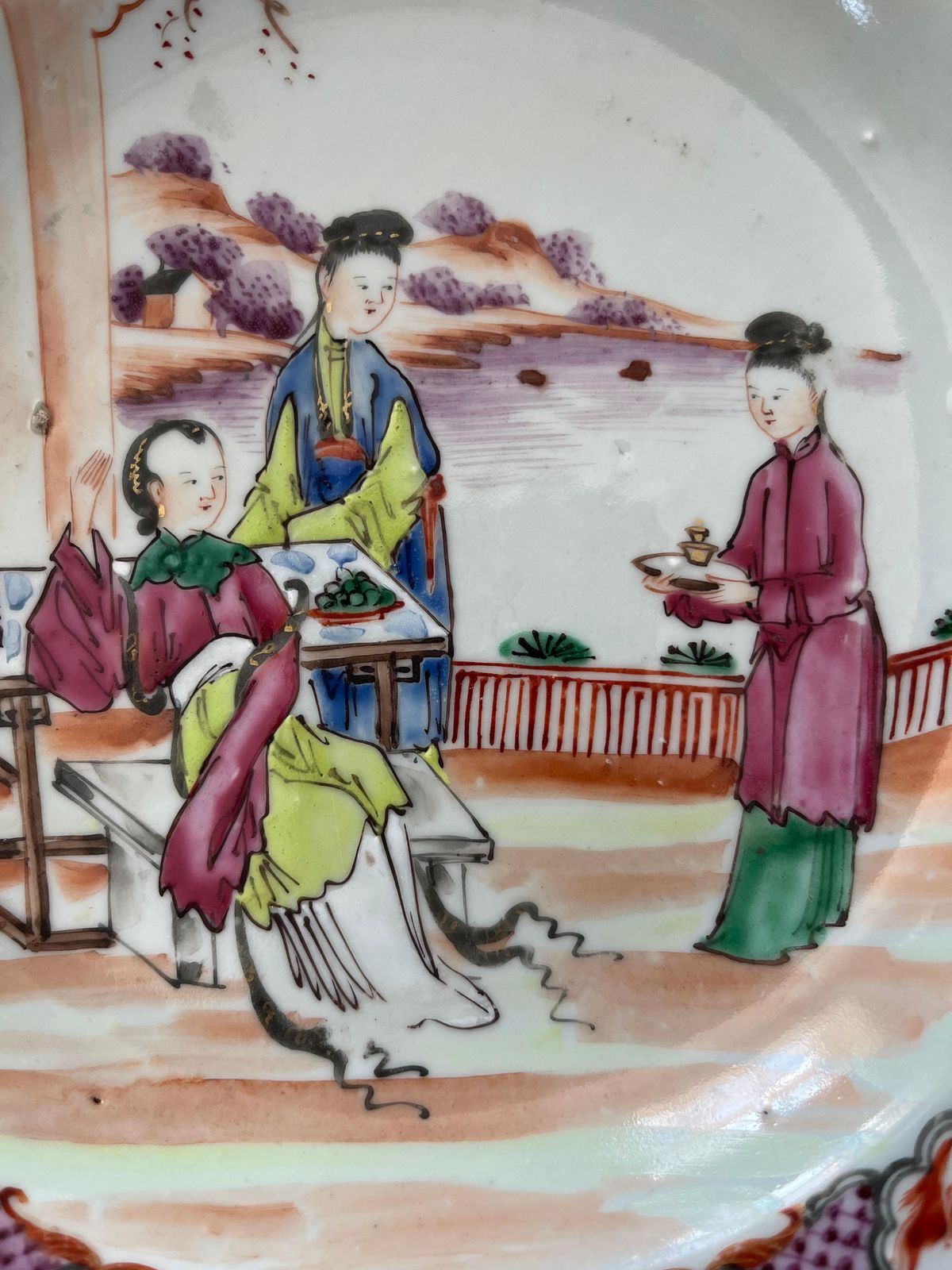 Chinees Octagonaal Famille Rose Porselein, Diep Bord of Kom, Qianlong Periode photo furniture
