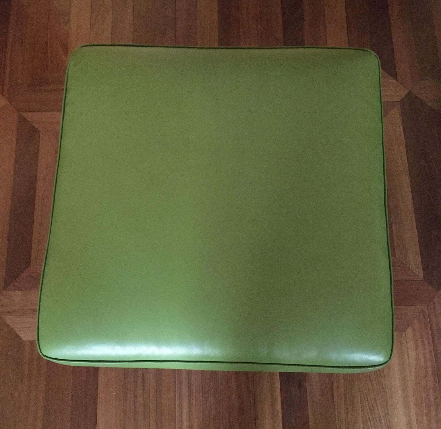 Pouf carré en cuir vert, pieds sphériques laqués noirs, Italie, Post-Modern photo Mobilier