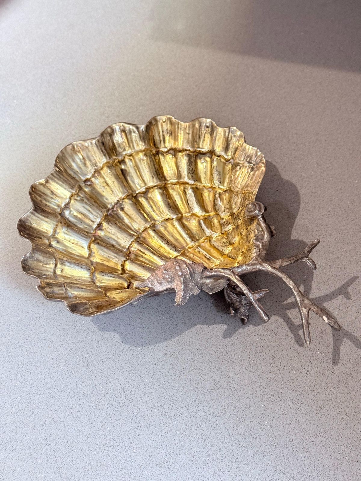 Coupelle en métal argenté en forme de coquille Franco Lapini, signée, avec hippocampe et étoile de mer dorés photo furniture