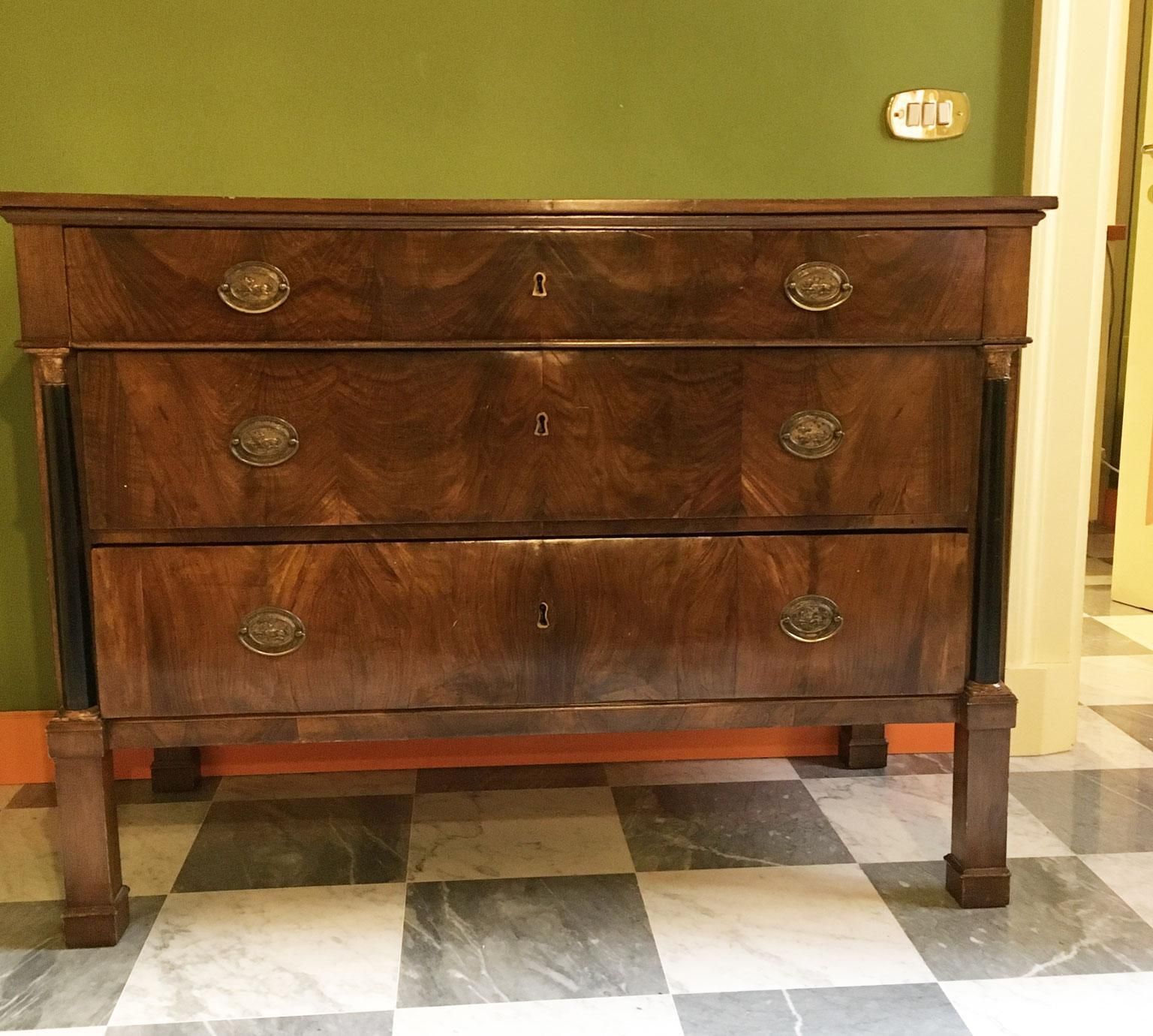 Commode Empire en noyer avec poignées en bronze, Italie, XVIIIe siècle photo for sale