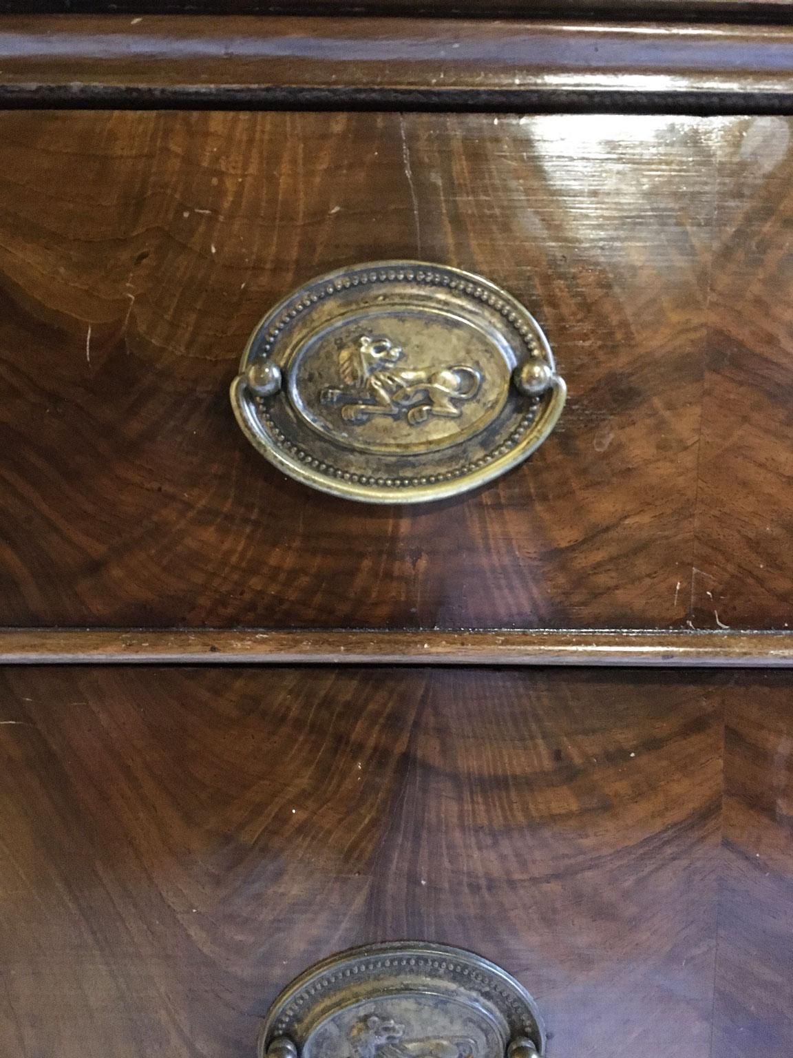 photo vinterior Commode Empire en noyer avec poignées en bronze, Italie, XVIIIe siècle