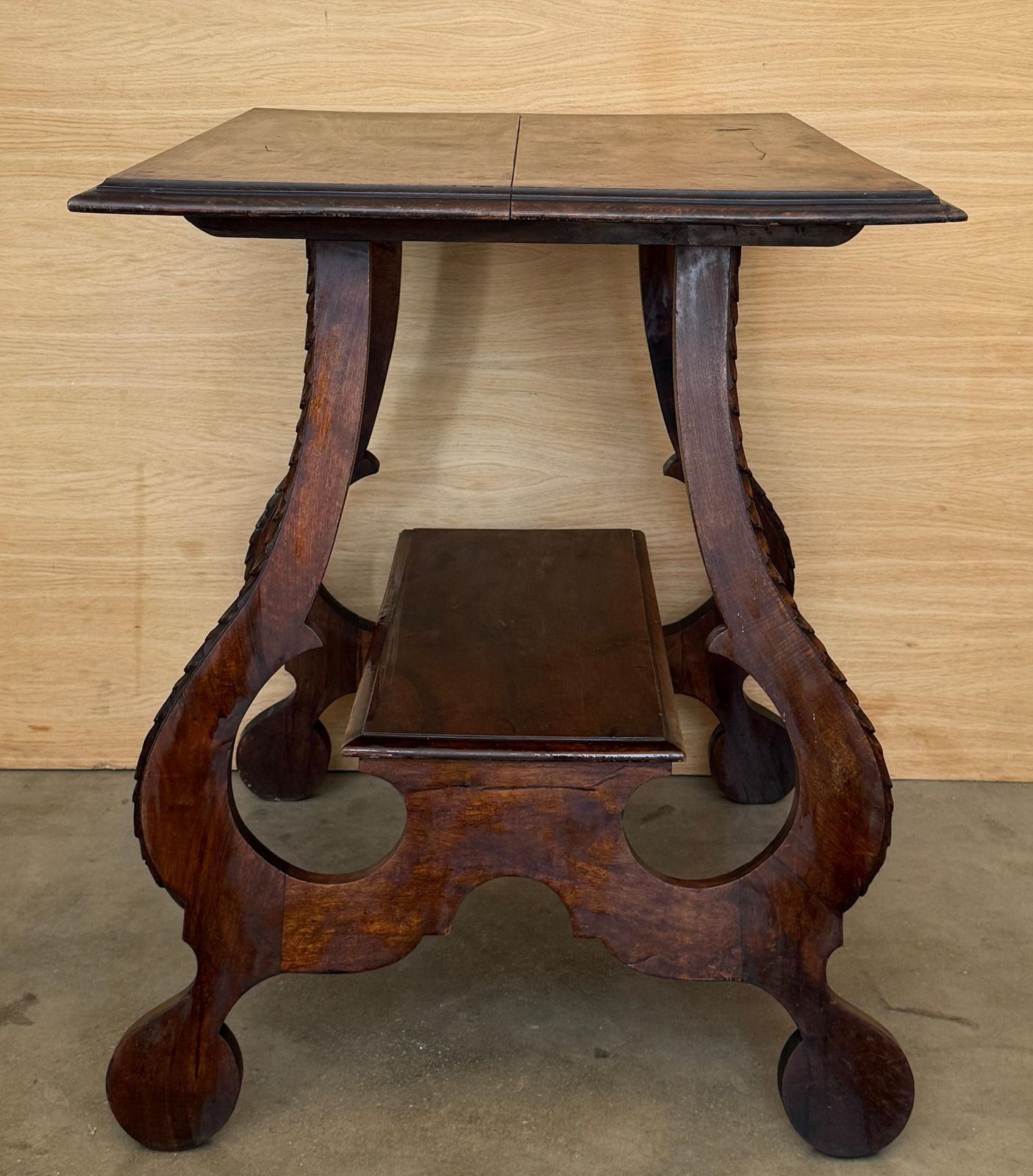 Console espagnole d'époque en bois sculpté avec tablette basse 1 photo buy