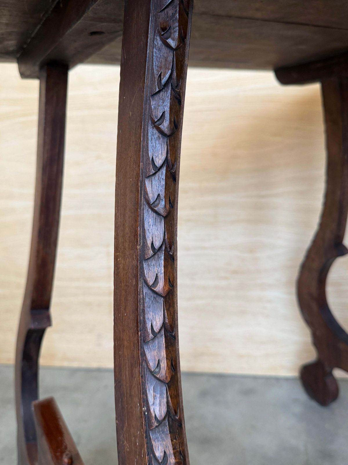 photo furniture Console espagnole d'époque en bois sculpté avec tablette basse 1