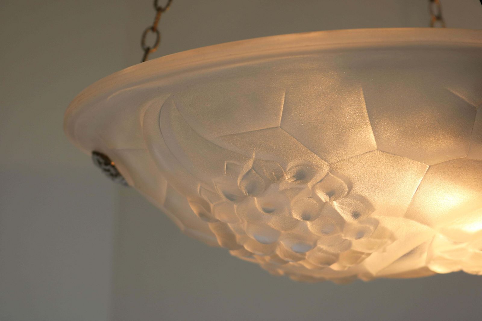 Antiek Frans art deco hanglamp / kroonluchter van David Gueron Degue, wit glas photo furniture