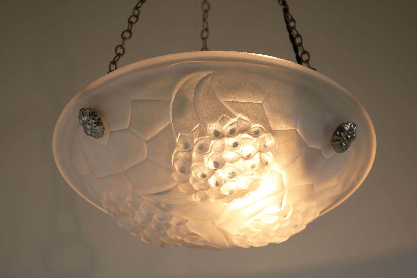 Verlichting Antiek Frans art deco hanglamp / kroonluchter van David Gueron Degue, wit glas photo