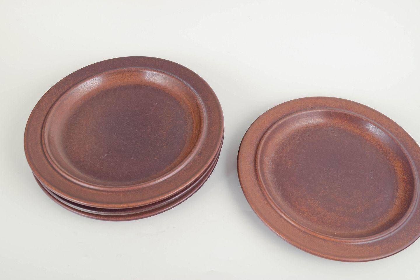 Quatre assiettes plates « Ruska » en grès, Ulla Procopé pour Arabia, années 1960/70 photo furniture