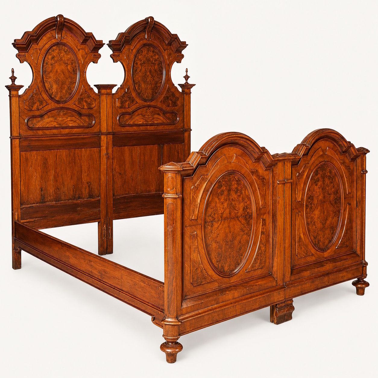 Antiek Italiaans tweepersoonsbed in walnoot en walnootwortelfineer, herkomst Bassano del Grappa photo furniture