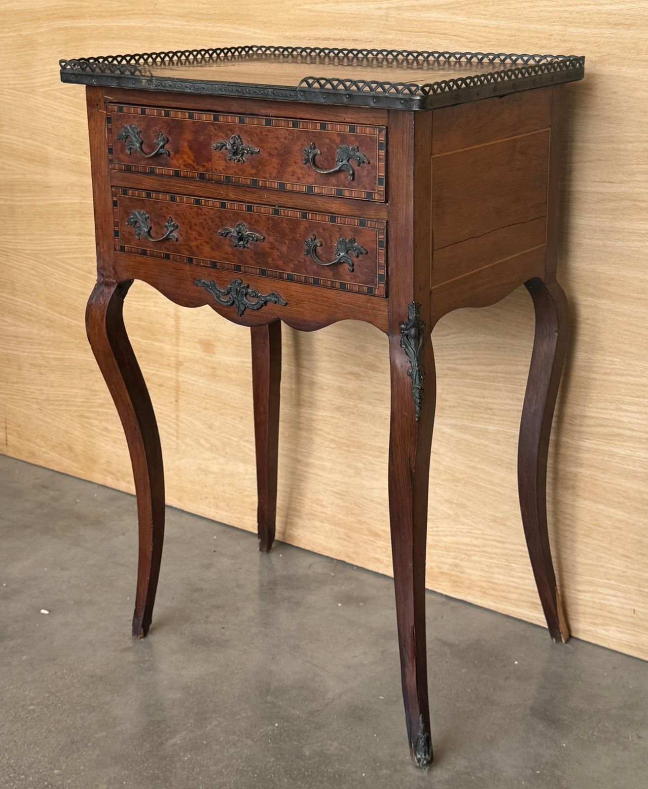Table de chevet française à deux tiroirs, galerie en laiton et montures en bronze photo vinterior