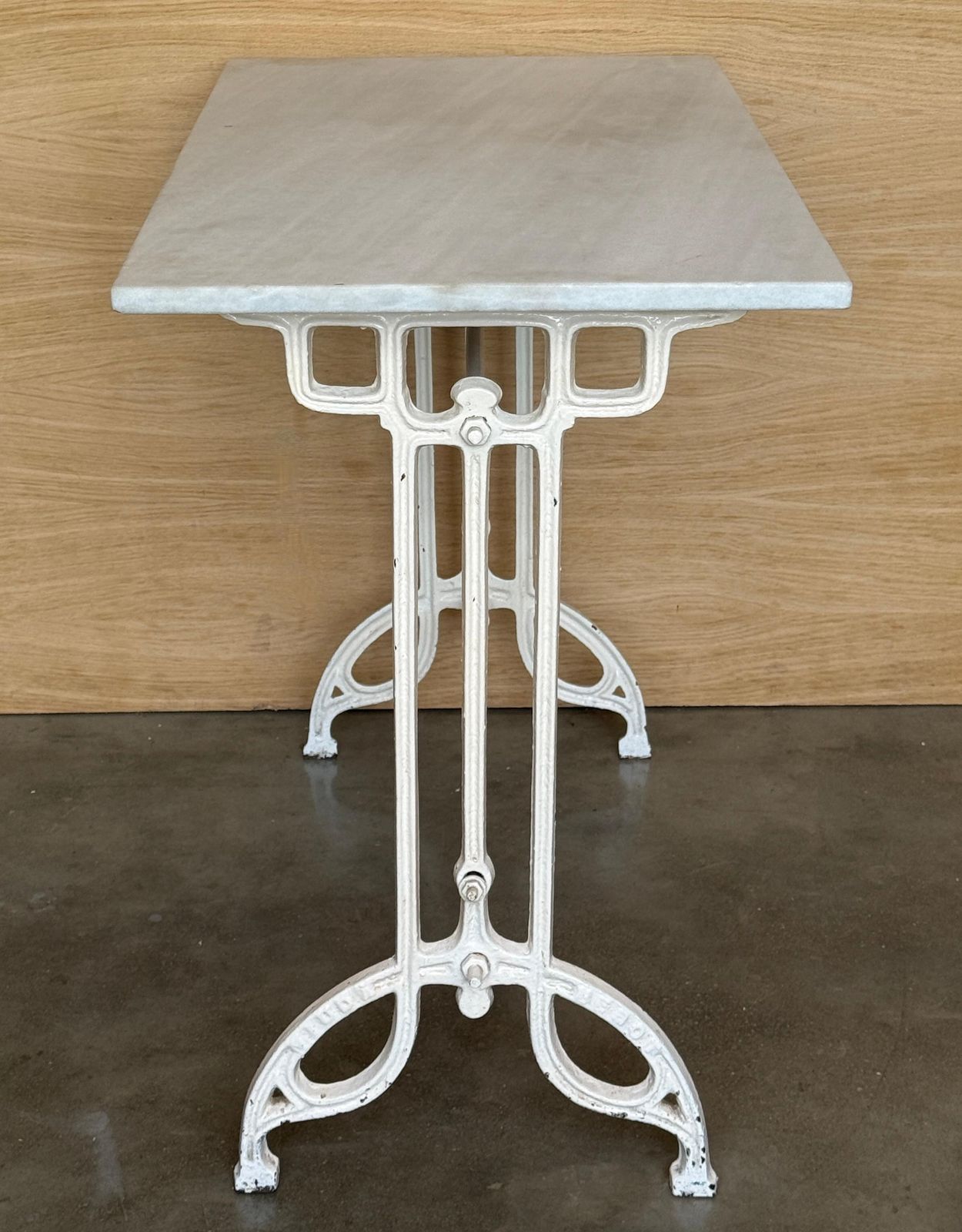 Table de bistrot française en fonte pleine, plateau en marbre blanc photo buy