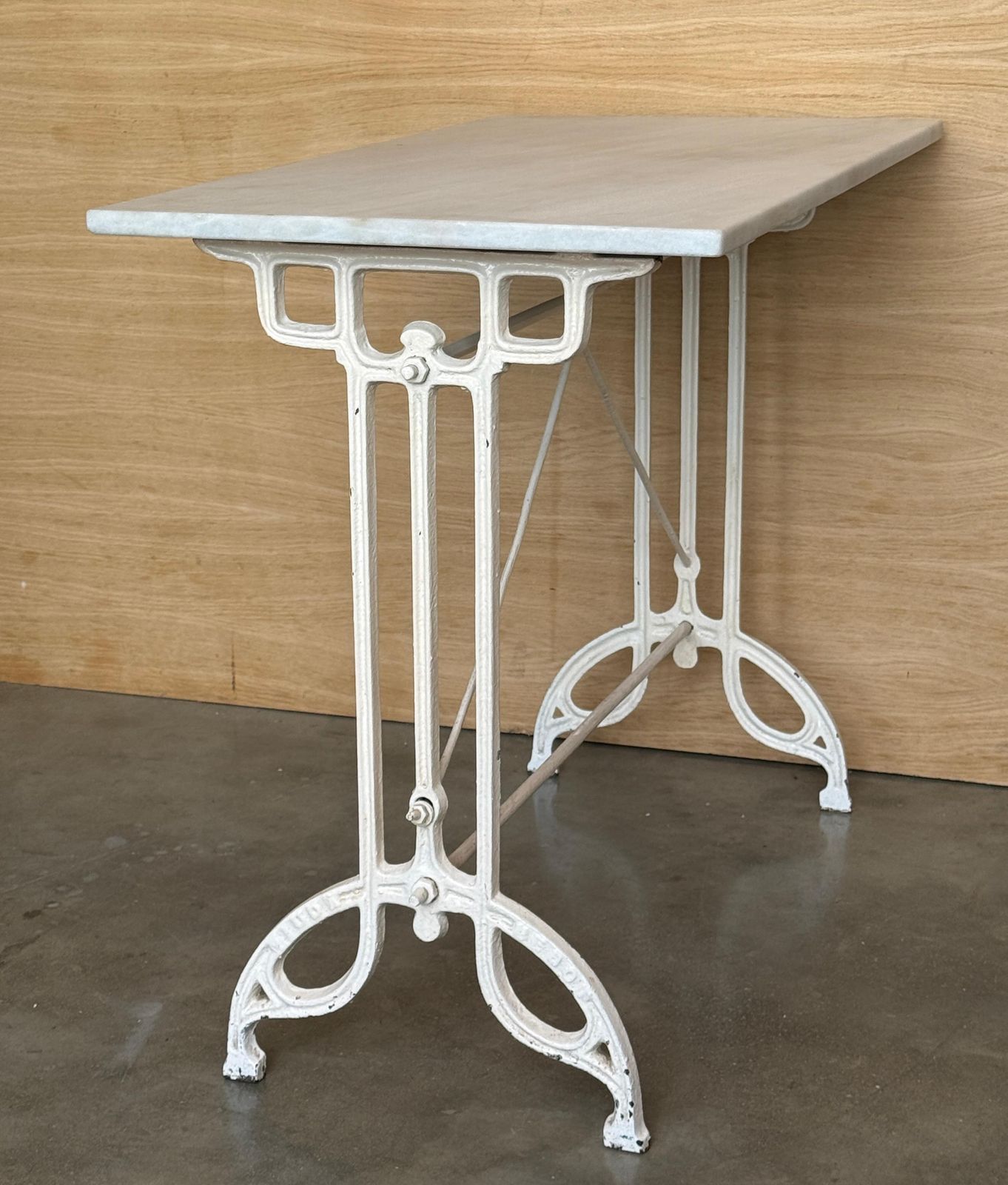 photo furniture Table de bistrot française en fonte pleine, plateau en marbre blanc