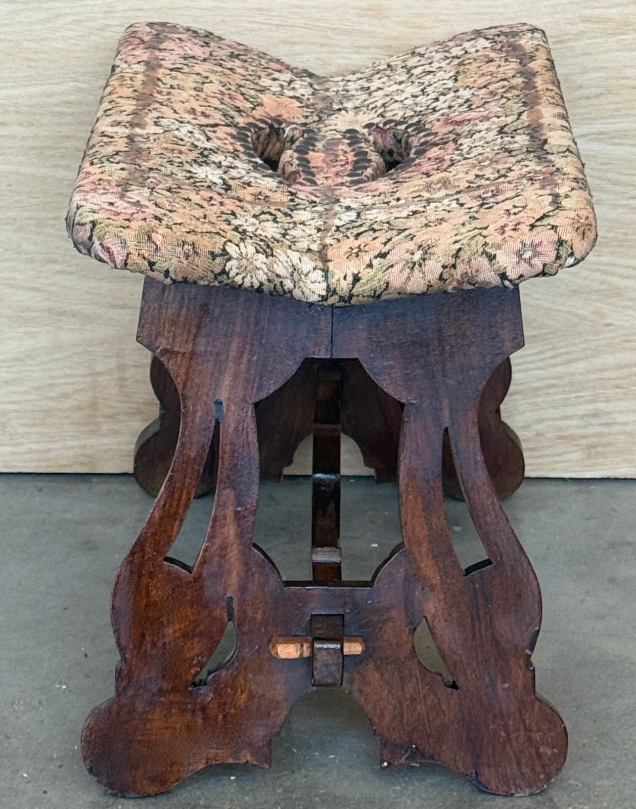 Banc vintage espagnol en bois sculpté, revêtement en tissu fleuri photo vintage