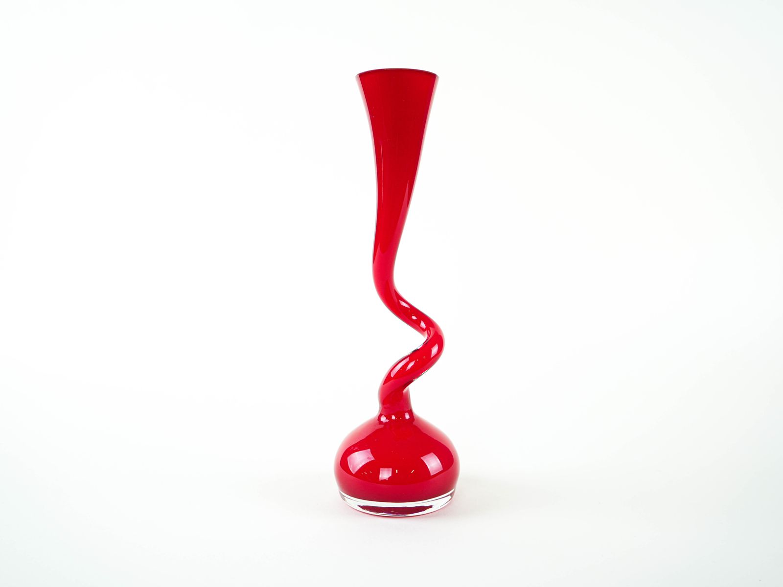 Rode vaas, Swing Vase, Deens design, geproduceerd door Normann Copenhagen, ontworpen door Britta Bonnesen photo furniture