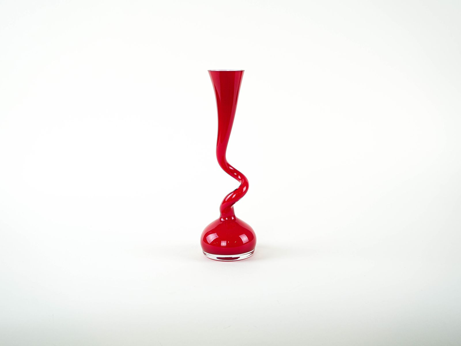 Rode vaas, Swing Vase, Deens design, geproduceerd door Normann Copenhagen, ontworpen door Britta Bonnesen photo for sale