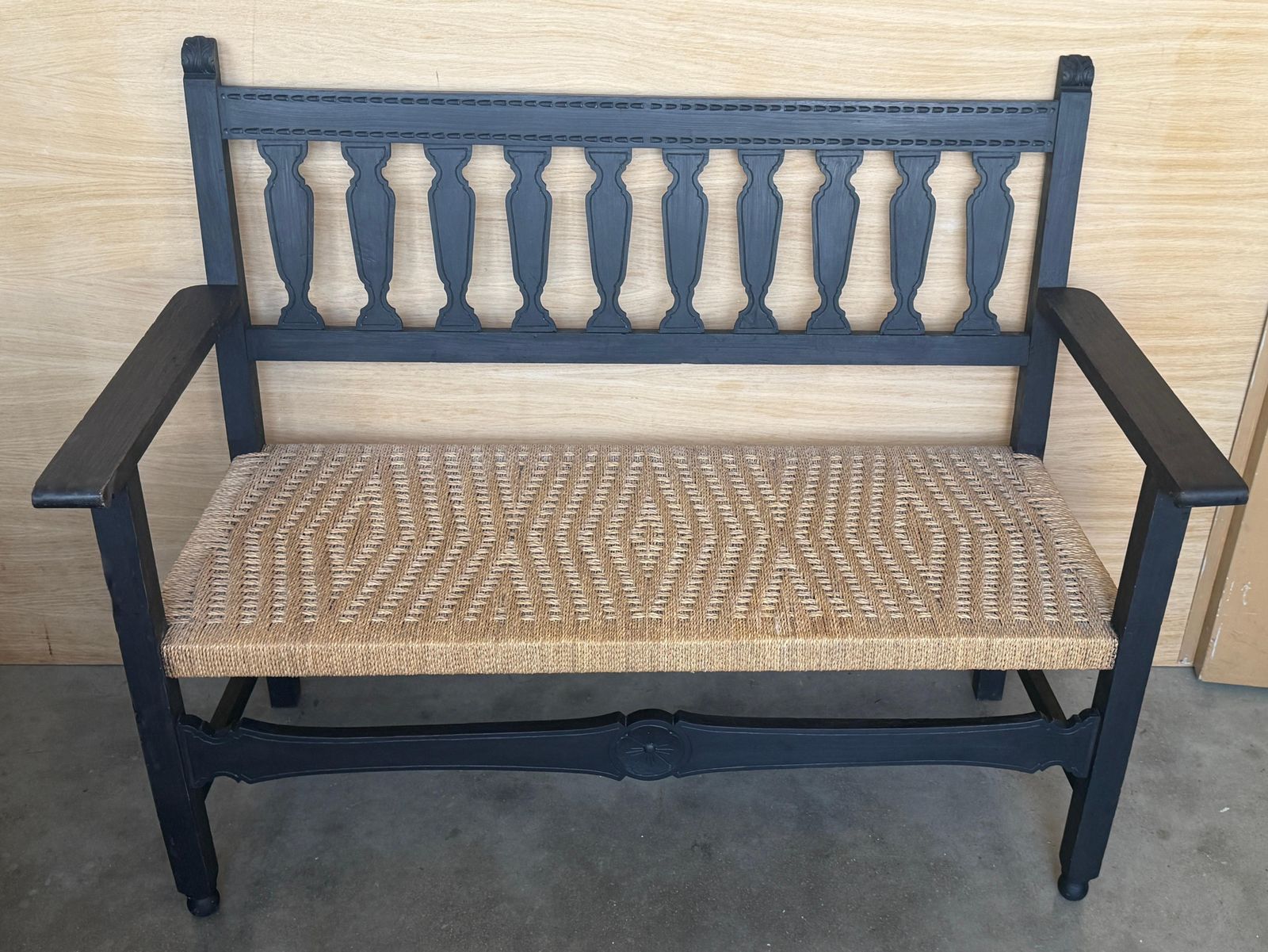 Banc espagnol en bois avec accoudoirs et assise tissée à la main photo buy