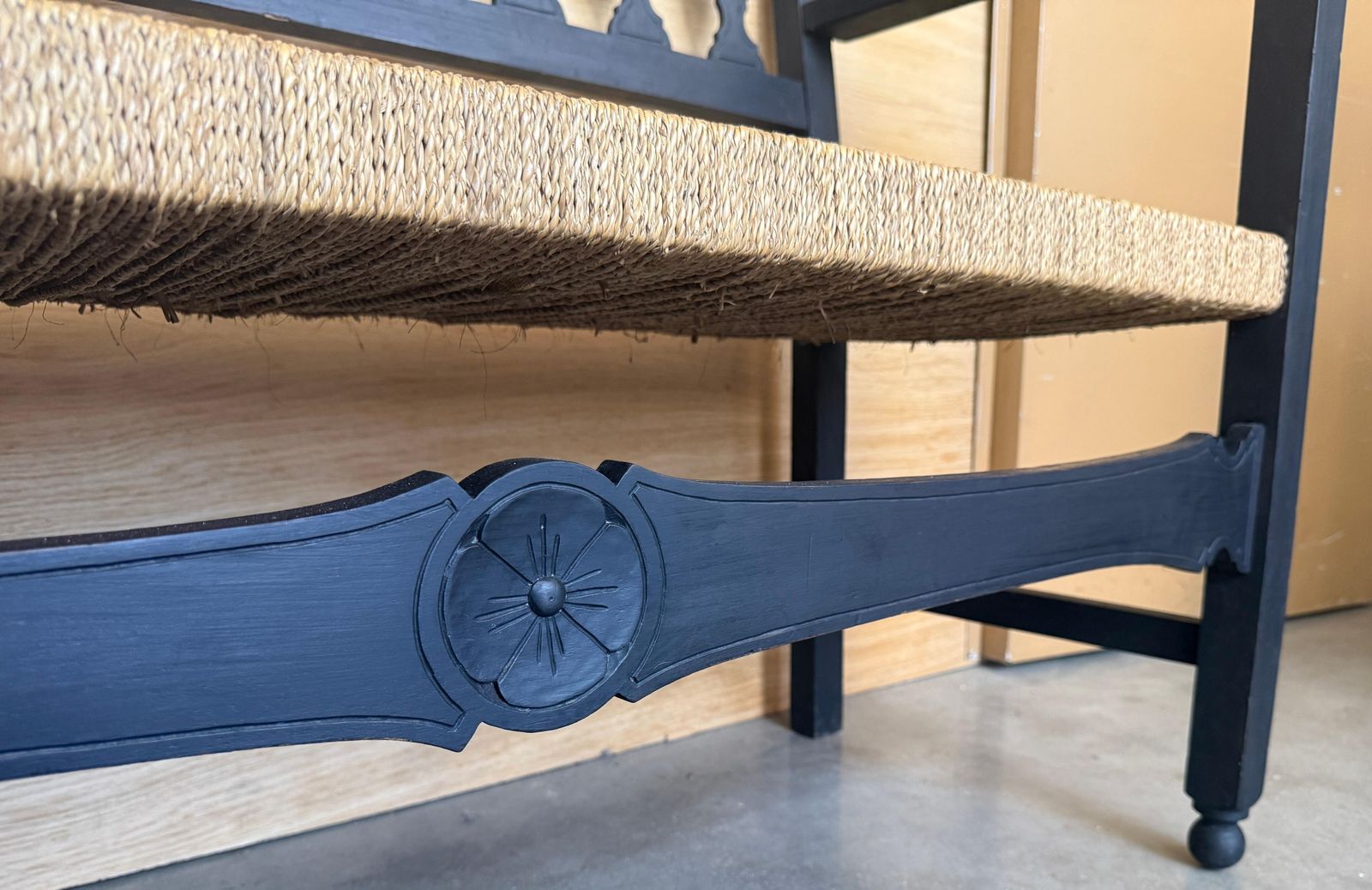 Mobilier Banc espagnol en bois avec accoudoirs et assise tissée à la main photo