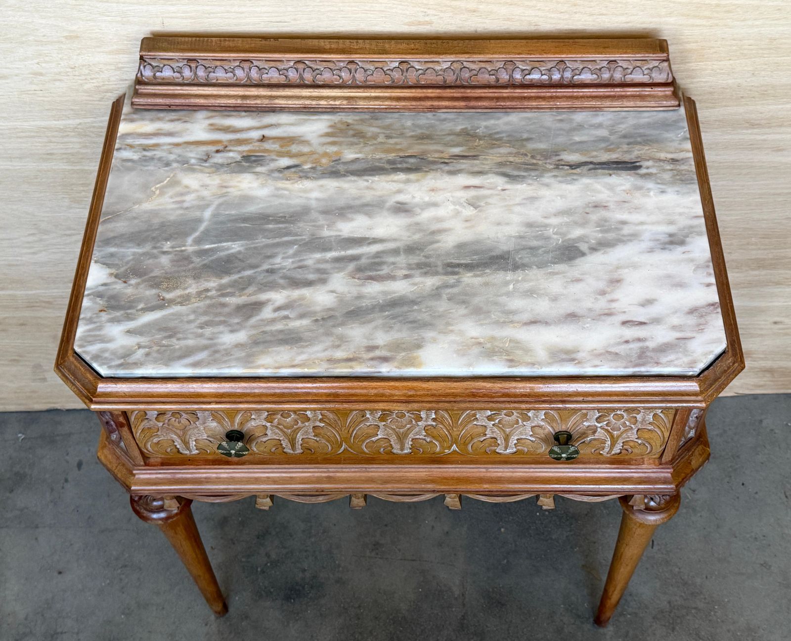 Paire de tables consoles de style classique, plateaux en marbre photo buy