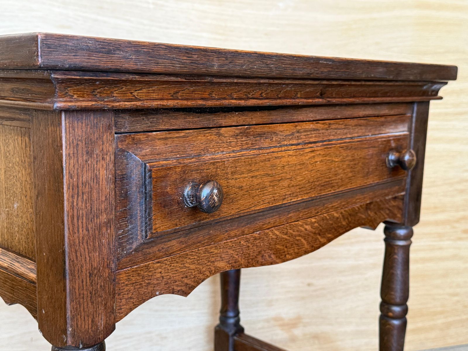 2198.0 Paire de tables de chevet classiques espagnoles en bois sculpté photo