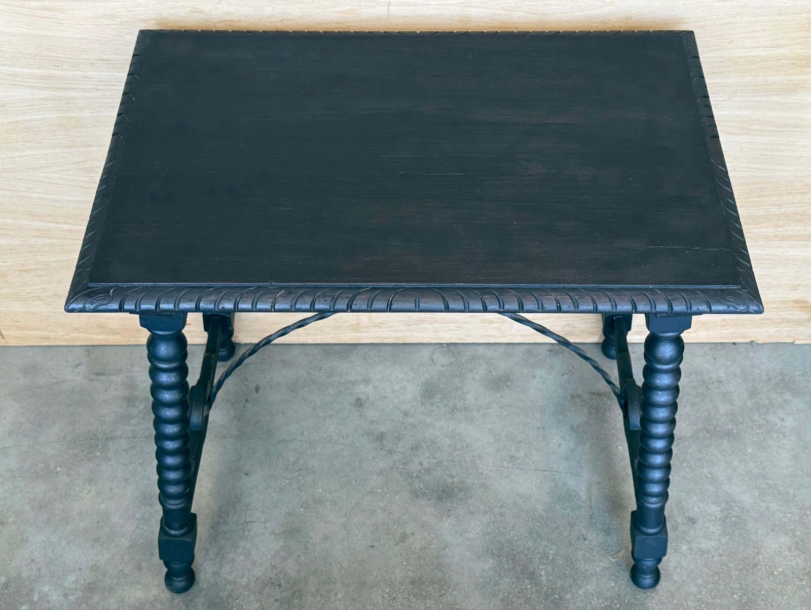 photo for sale Table d'appoint espagnole en bois massif avec détails en fer forgé, style baroque traditionnel