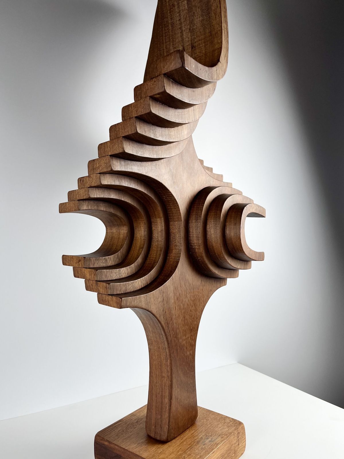 Brian Willsher (1930 2010) Large And Exceptional Mahogany Sculpture, Signed & Dated 1981 photo vinterior