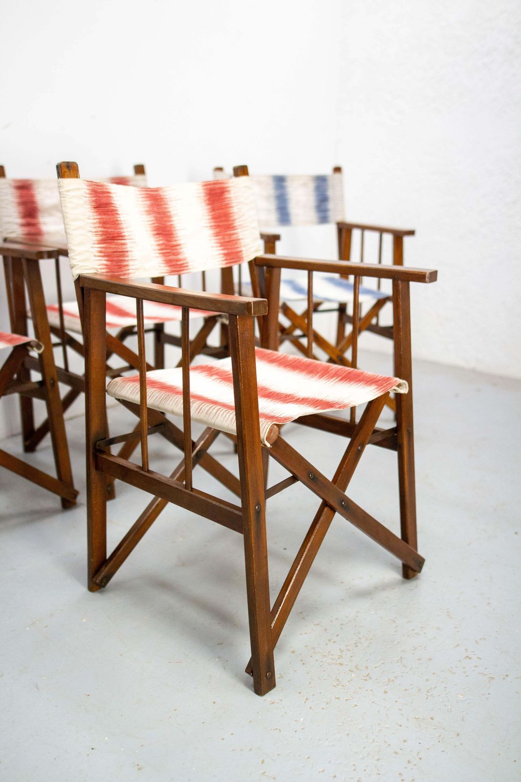 Vijf opvouwbare canvas regisseursstoelen in rood, blauw en wit, ca. 1940 photo for sale