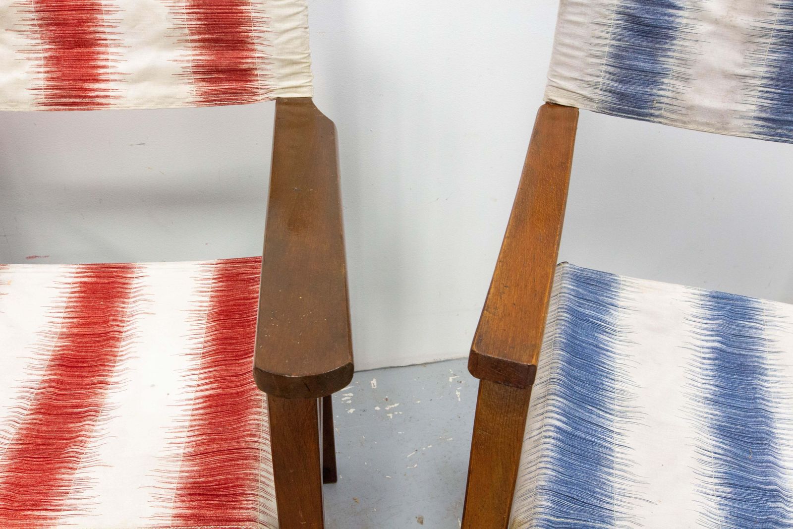 Vijf opvouwbare canvas regisseursstoelen in rood, blauw en wit, ca. 1940 photo 1499.0