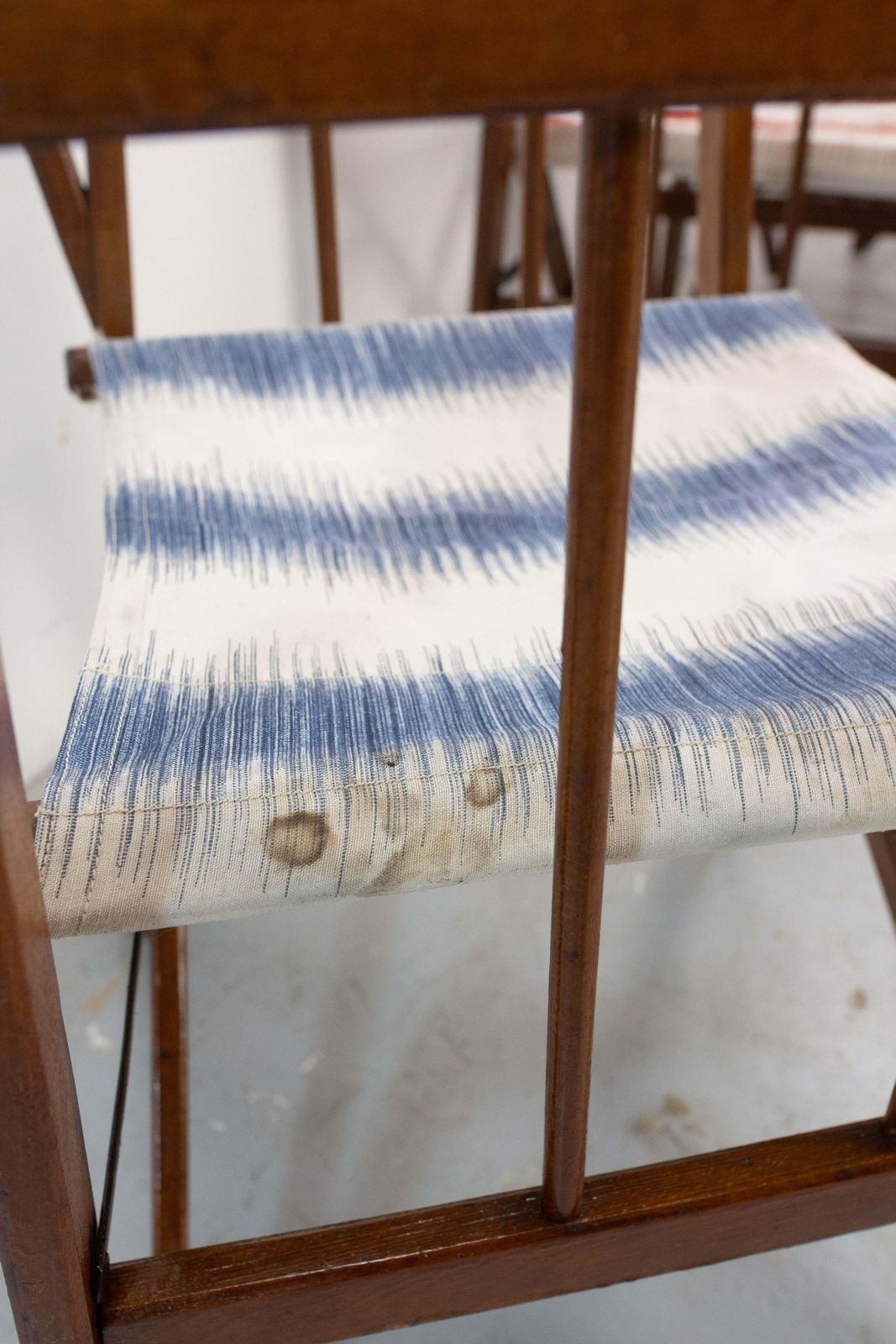 photo furniture Vijf opvouwbare canvas regisseursstoelen in rood, blauw en wit, ca. 1940