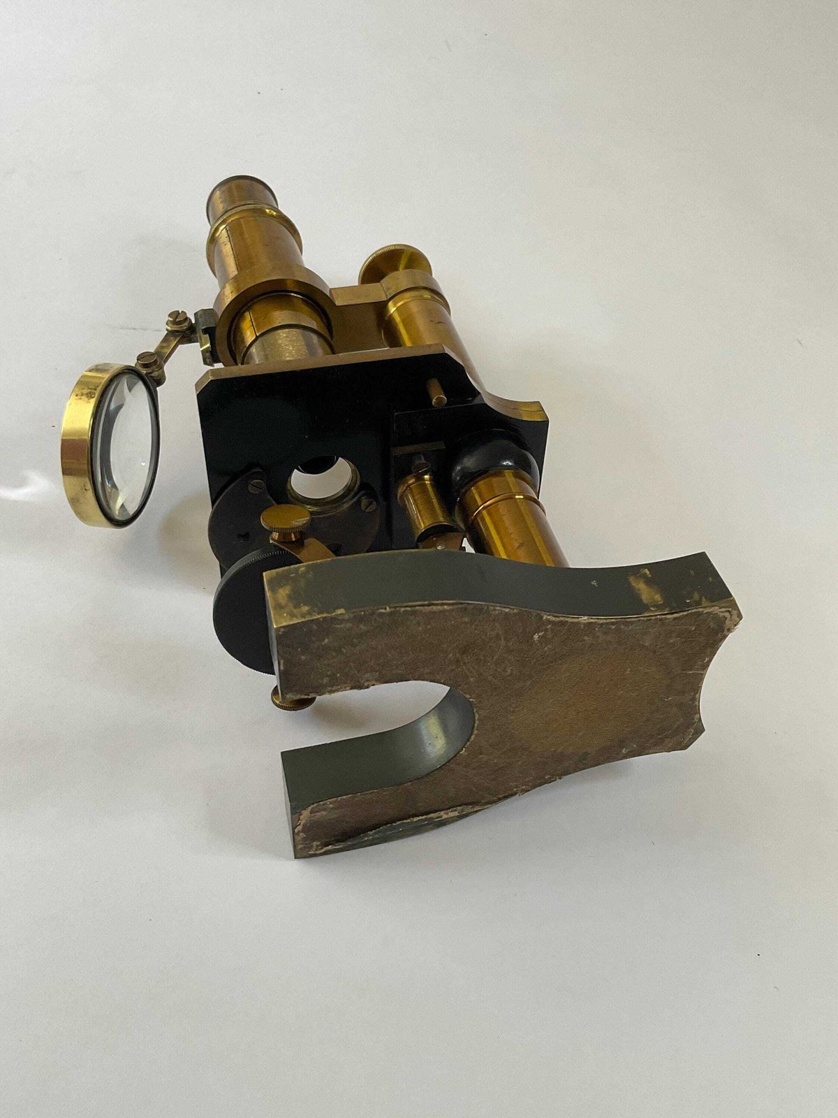 Antiek messing microscoop van Nachet Et Fils, compleet met accessoires en mahonieholten koffer, ca. 1865. photo vintage