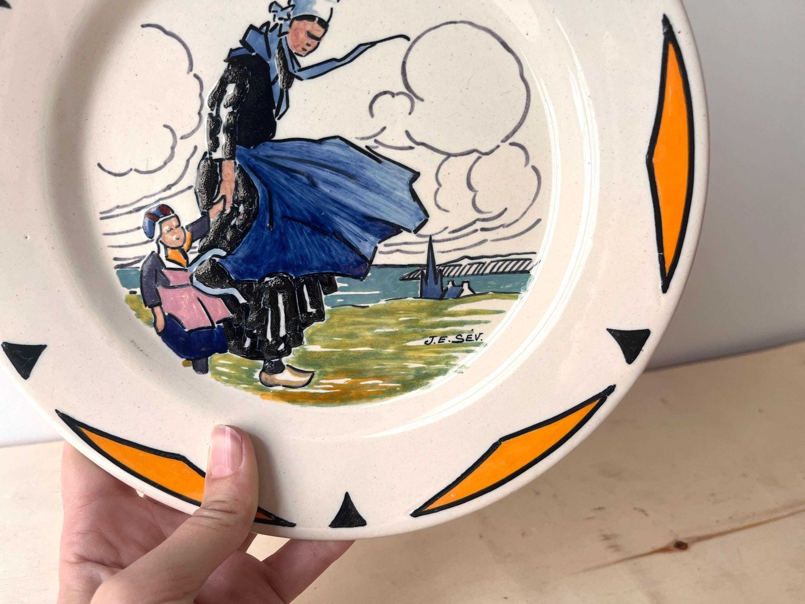 Antiek Henriot Quimper-bord door Jim Eugène Sevellec, Bretagne – "Vrouw en kind", aardewerk, Art Deco photo 297.0