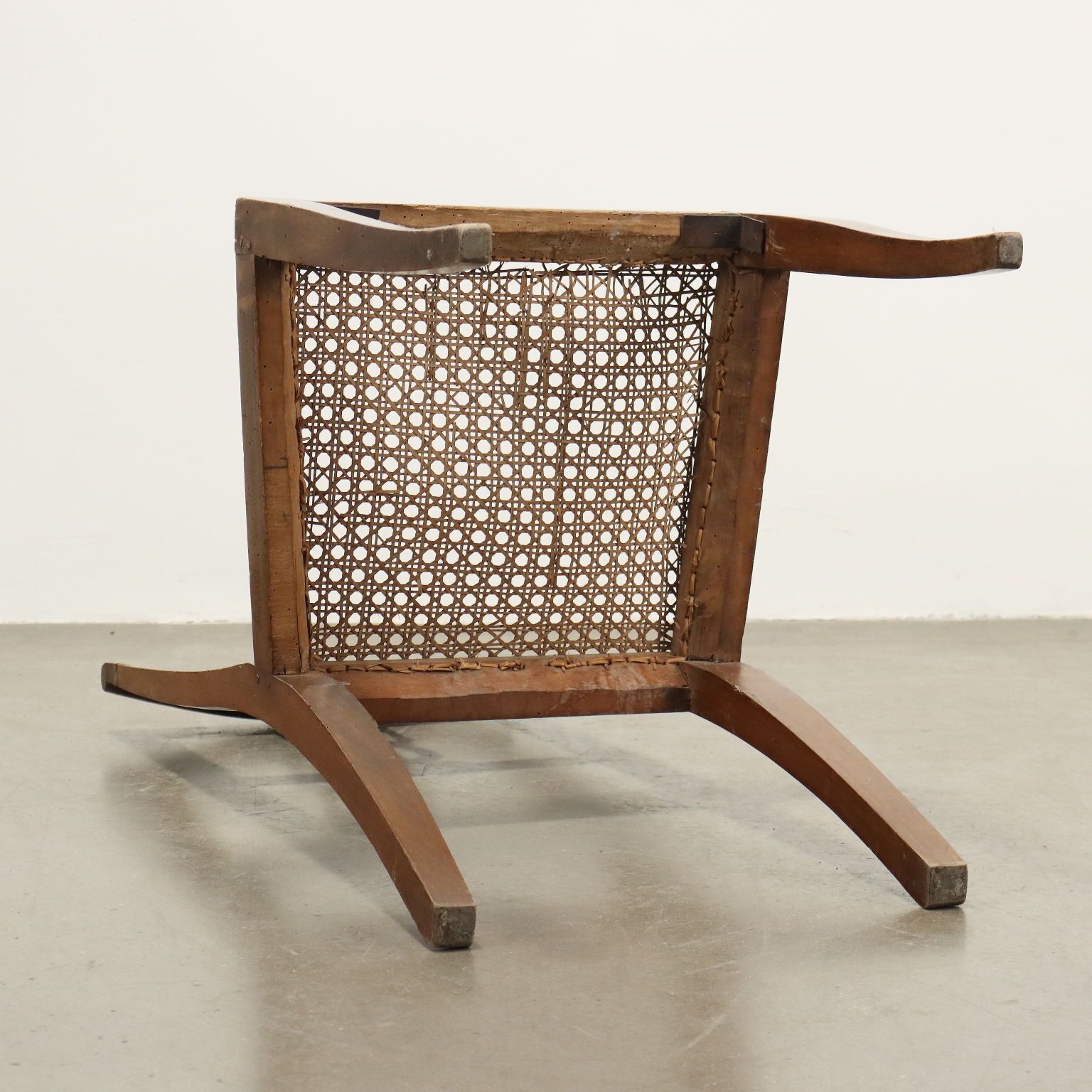 photo for sale Chaises d'époque Directoire en noyer, paille de Vienne, à restaurer, XVIIIe siècle