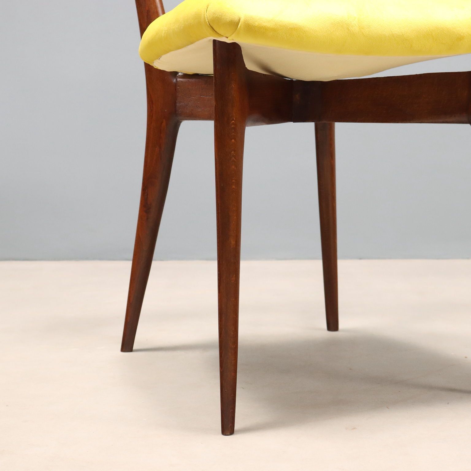 Vintage stoelen, gelakt beukenhout, fluwelen bekleding, design Italië, ca. jaren 1950-1960 photo vintage