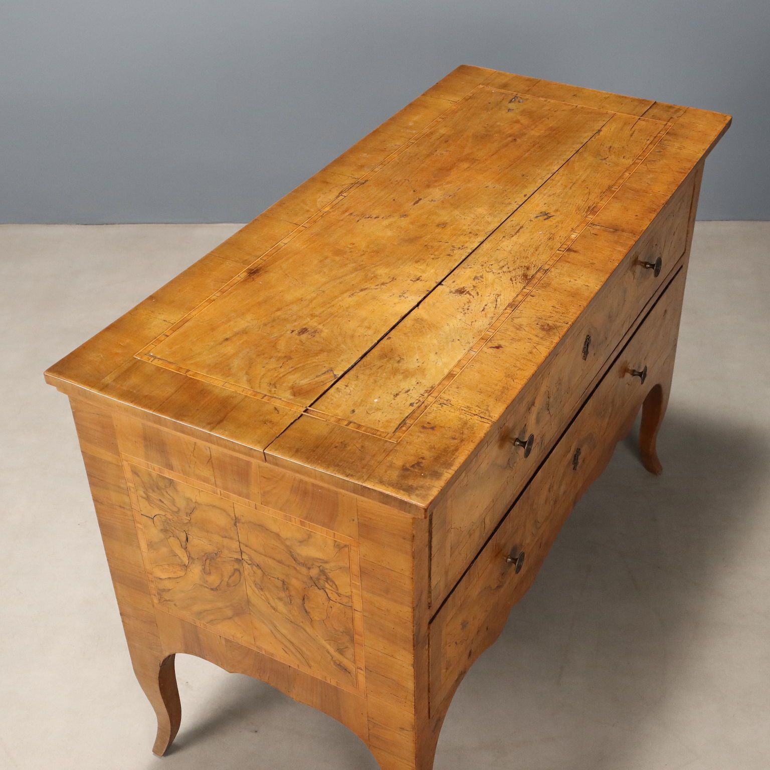 photo furniture Antieke Ladekast Walnoot Wortelnoothout Italië 18e Eeuw