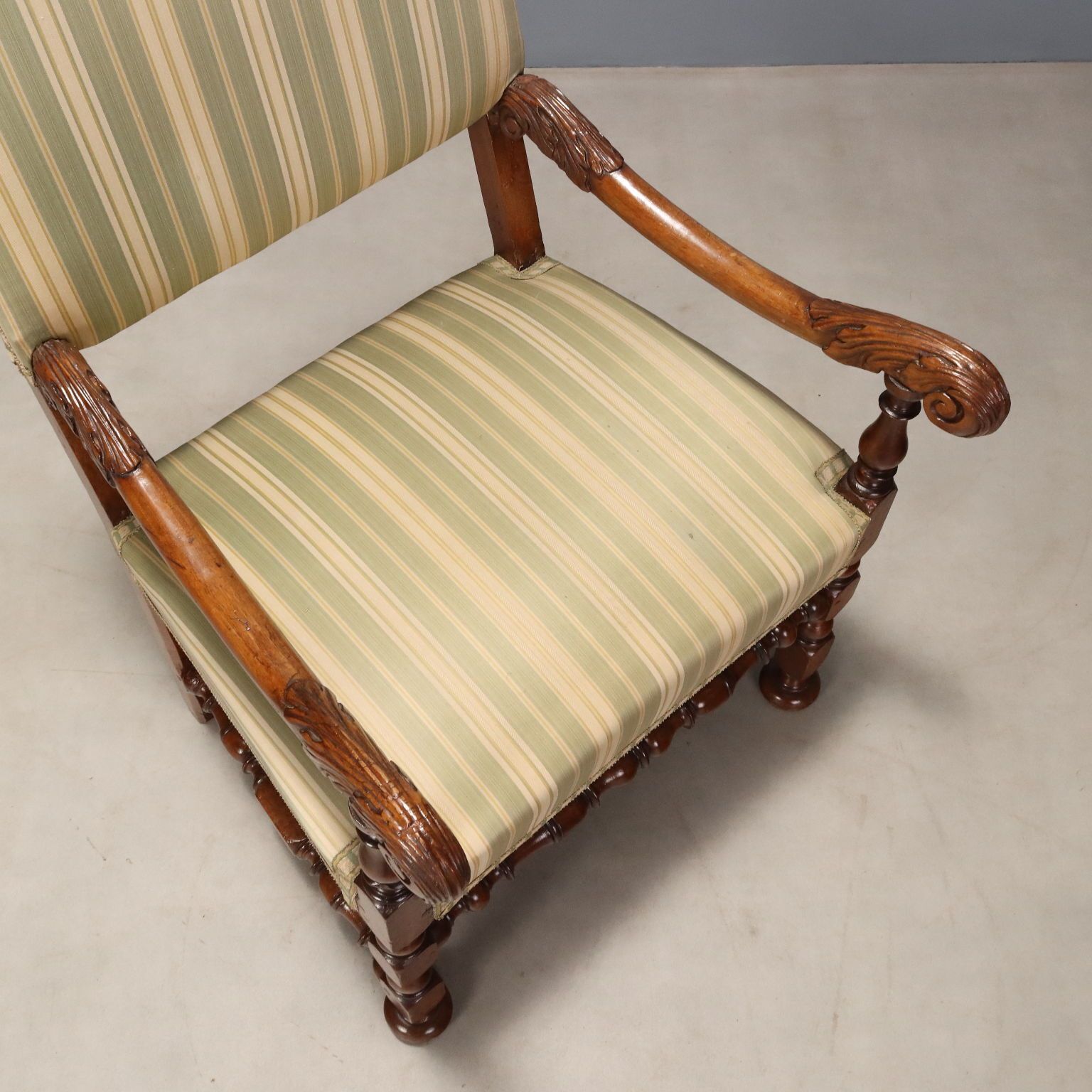 Chaise haute baroque en noyer sculpté, Italie, XVIIe-XVIIIe siècle photo buy