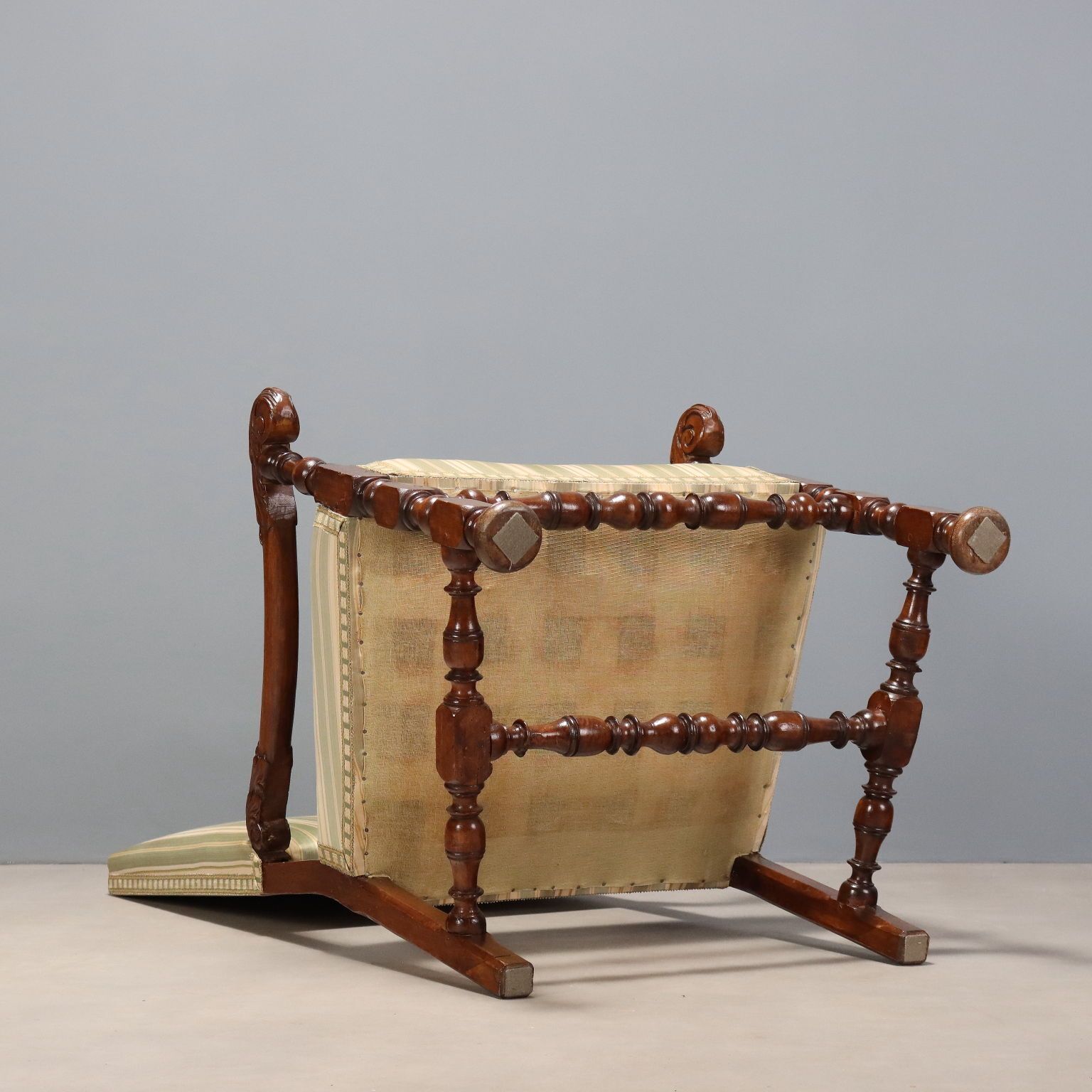 photo furniture Chaise haute baroque en noyer sculpté, Italie, XVIIe-XVIIIe siècle
