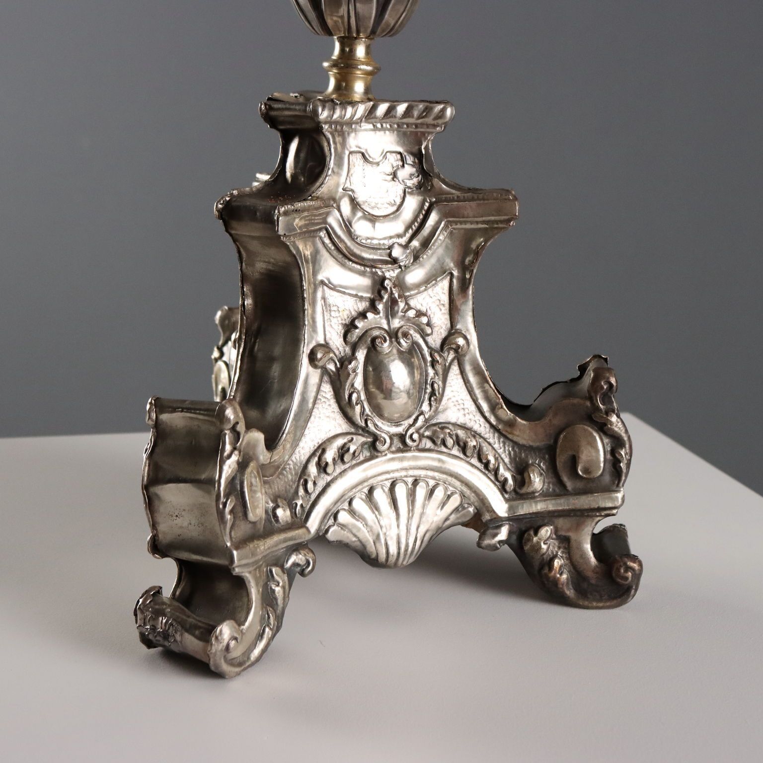 Candélabre de style baroque en métal et tissu, XXe siècle photo buy