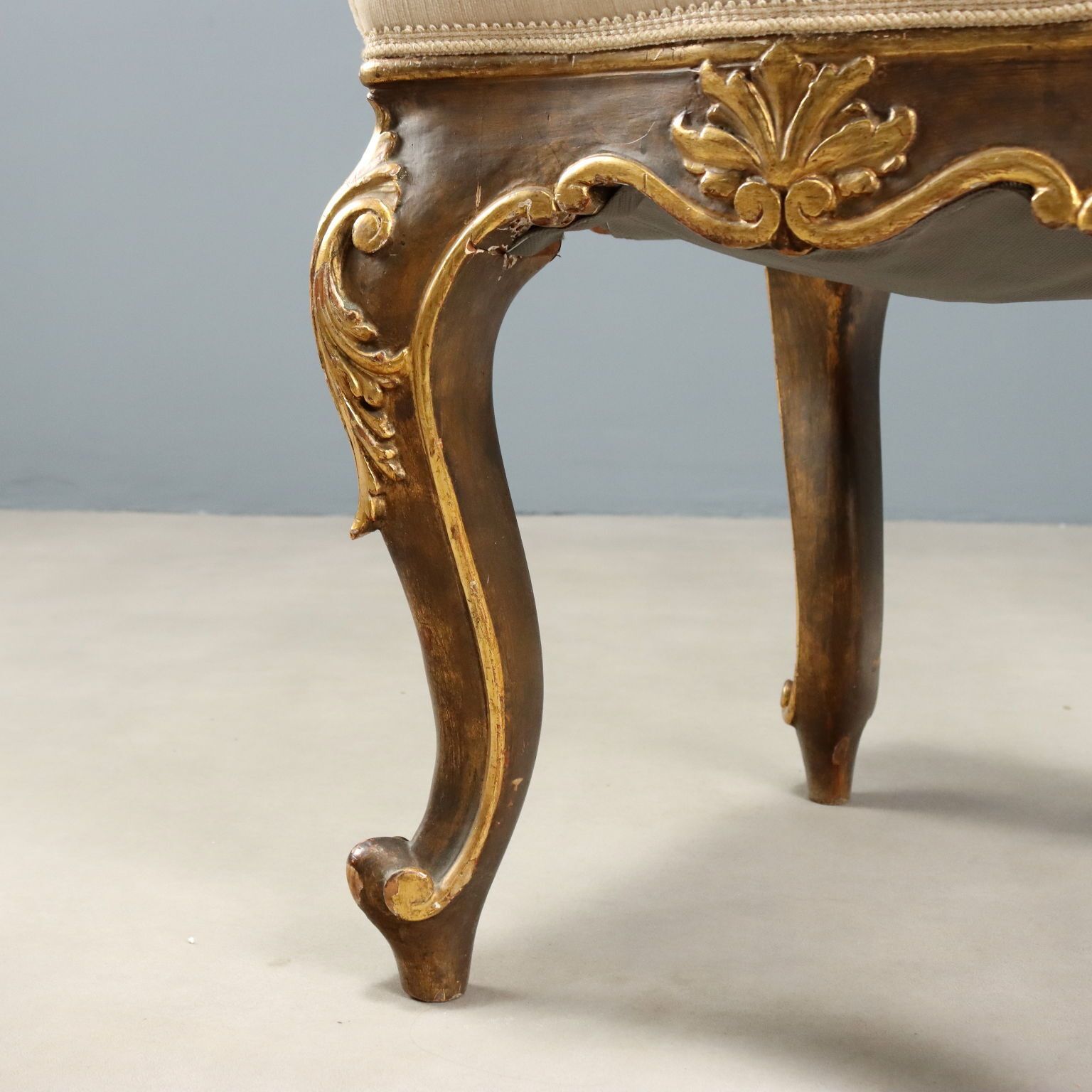 Tabourets éclectiques d'époque en bois sculpté et doré, XIXe siècle photo vinterior