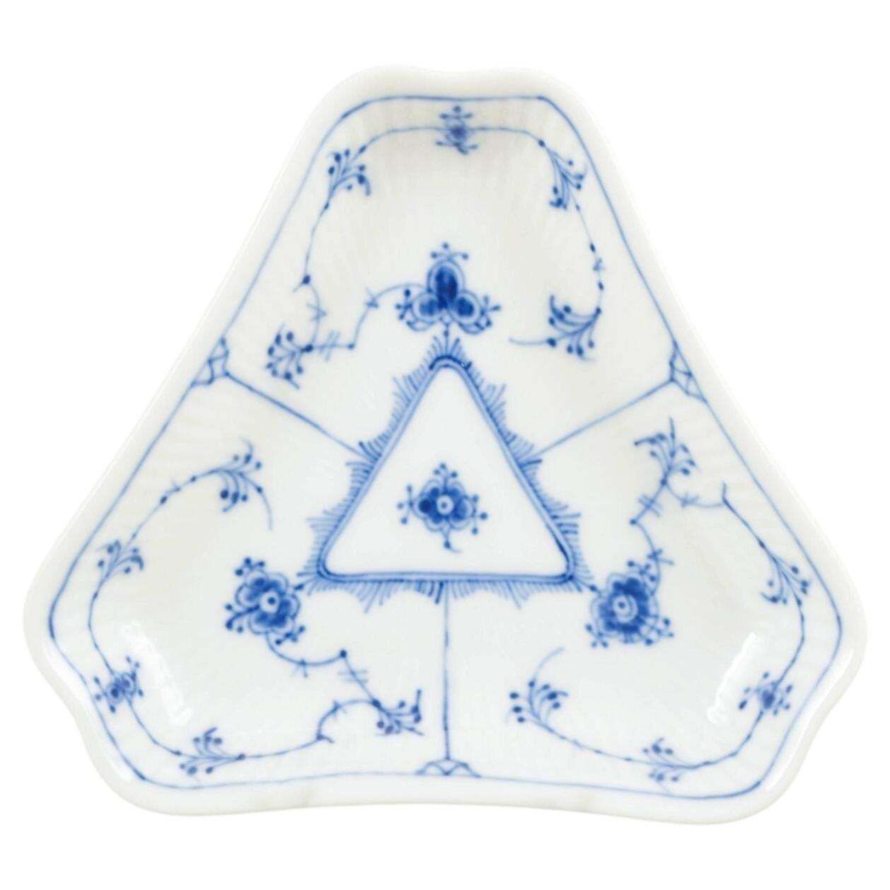Royal Copenhagen Blue Fluted Plain. Petite assiette triangulaire en porcelaine, 1966