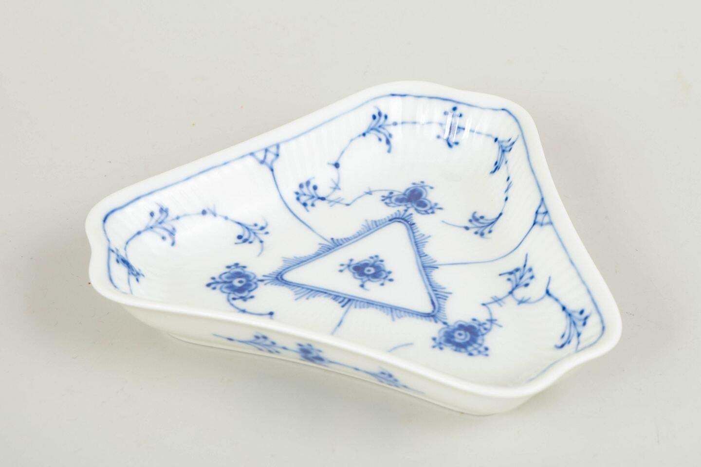 Royal Copenhagen Blue Fluted Plain. Petite assiette triangulaire en porcelaine, 1966 photo furniture