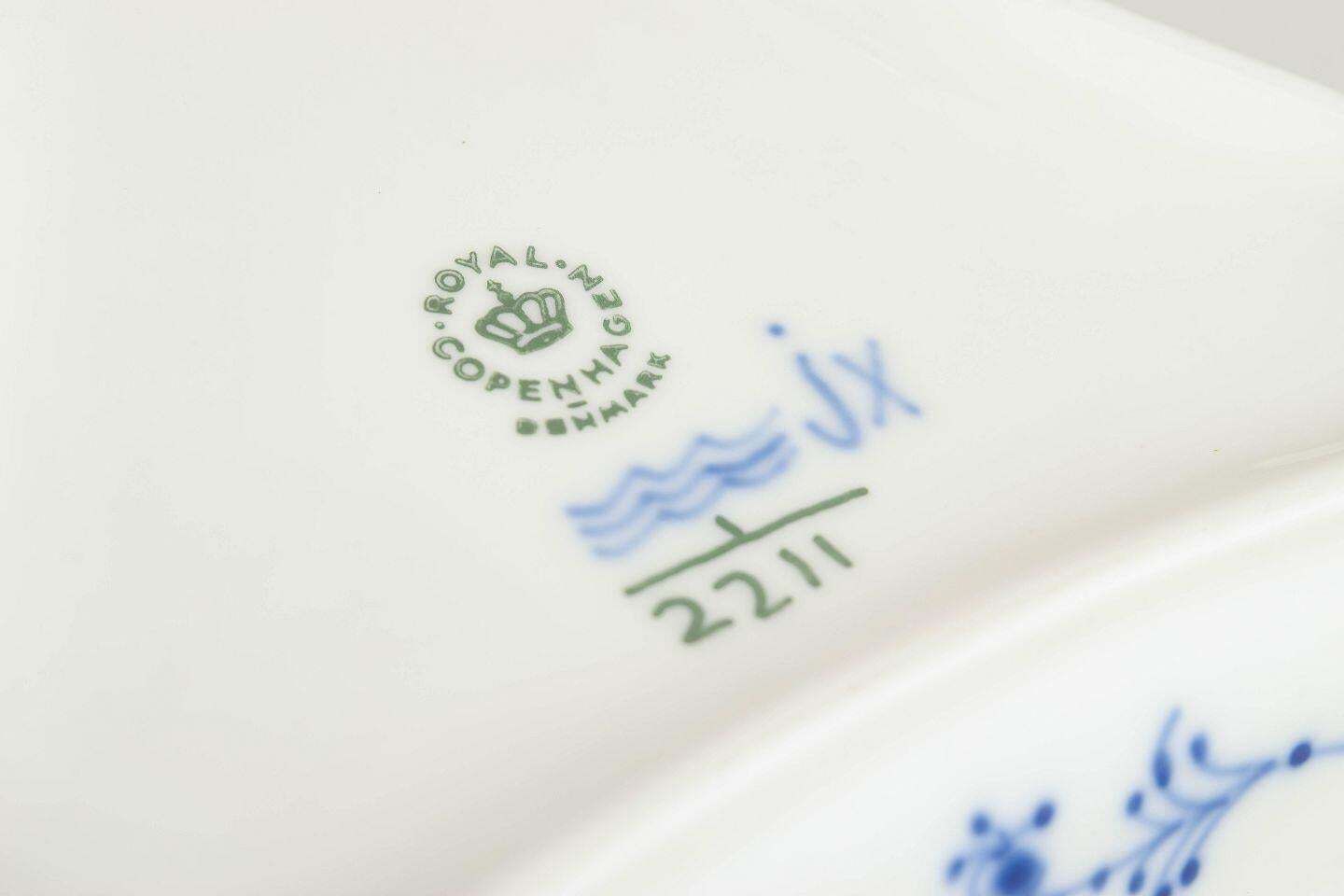 Royal Copenhagen Blue Fluted Plain. Petite assiette triangulaire en porcelaine, 1966 photo Décoration