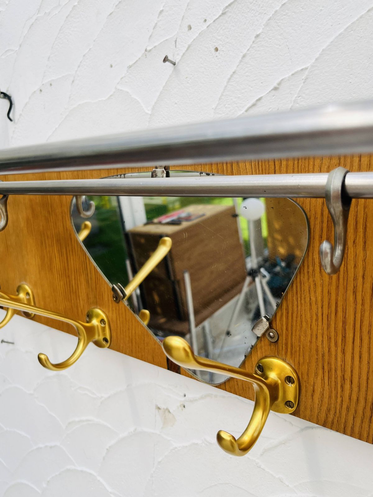 photo furniture Vintage Teakhouten Wandkapstok met Spiegel