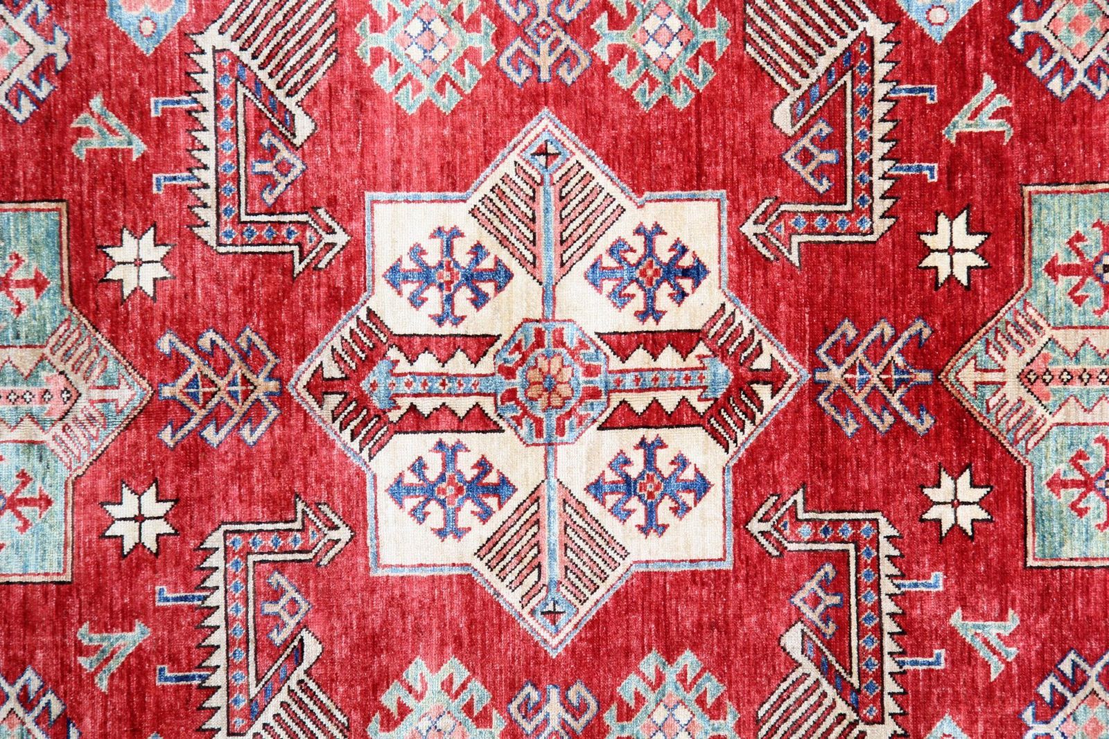 Tapis Kazak, tapis géométrique rouge au motif de paon, rustique et primitif photo Textiles