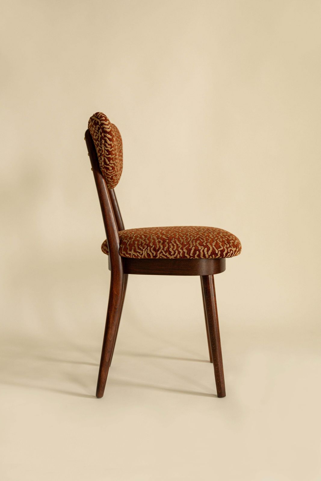 Set van acht mid-century stoelen met hartvormige rug, bekleed met Dunes-stof van Pierre Frey, Europa, ca. jaren 1960 photo 7098.0