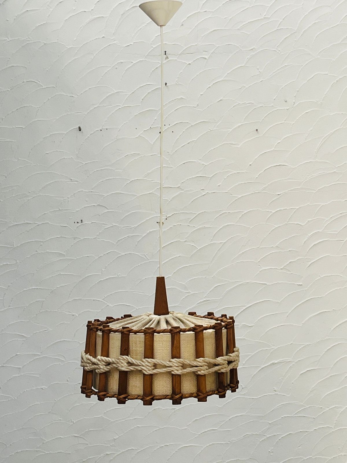 Scandinavische hanglamp van hout en jutestof. photo furniture