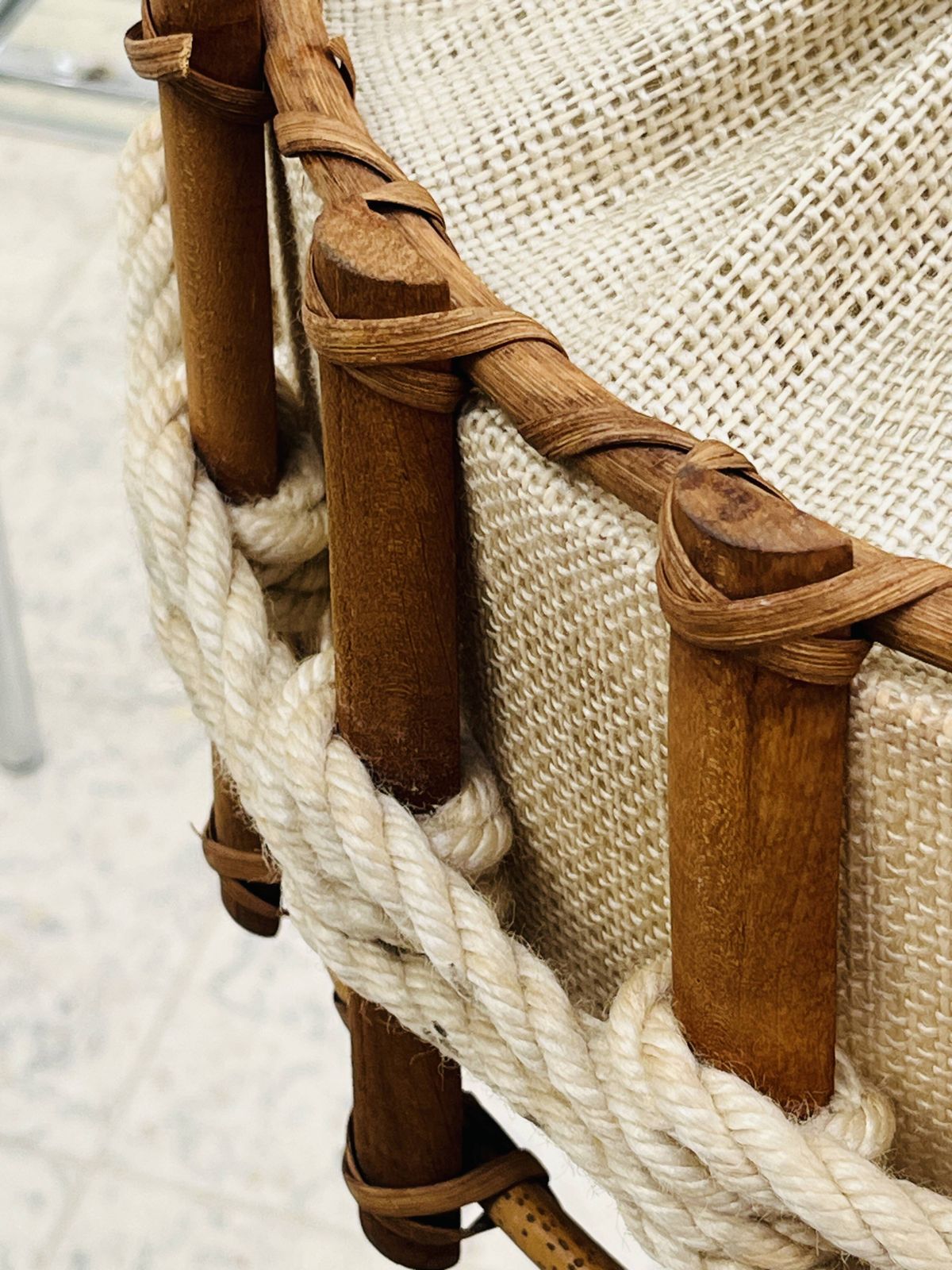 photo buy Scandinavische hanglamp van hout en jutestof.